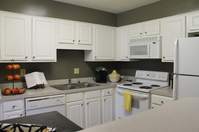 Hurstbourne Grand Apartments For In Louisville Ky Apartment Kitchen Hurstbourne Grand Apartments