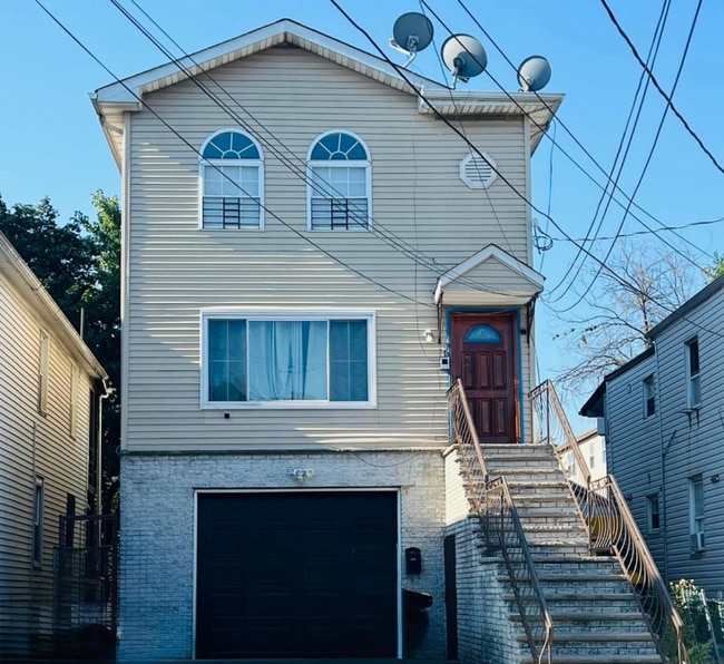 Building Photo - 1012 Laura St Rental