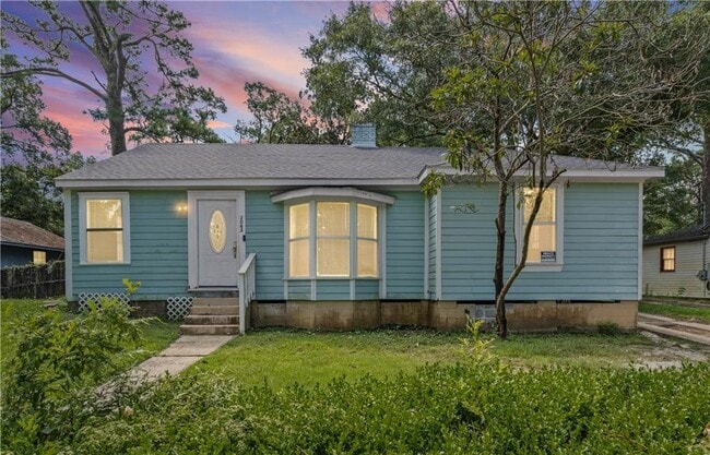 Building Photo - 2063 S Gimon Cir