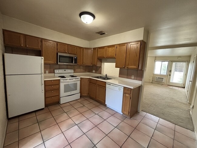 Building Photo - 599 Darwin St