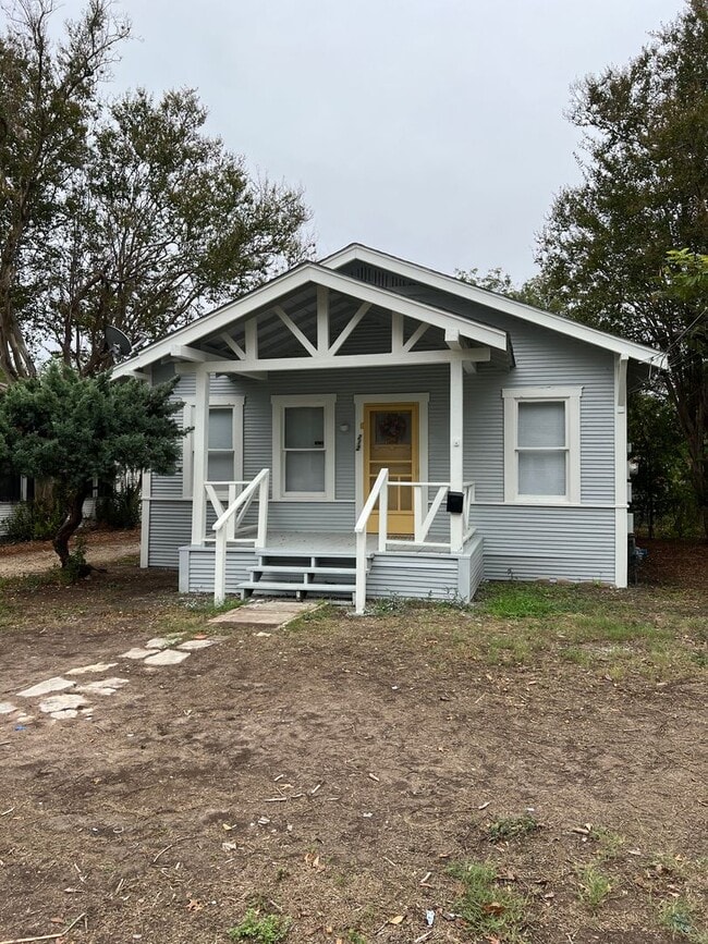 Building Photo - 2/1 Cottage in Great Location!