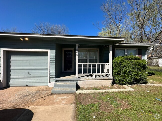 Building Photo - 1805 NW Kingsbury Ave Rental