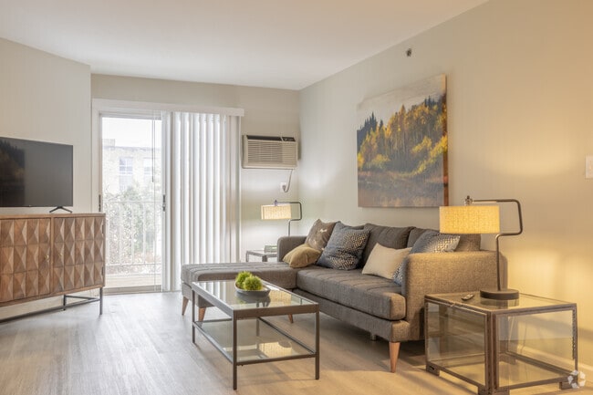 2BR2BA - 1,010SF