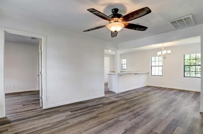 Photo - 513 Mayford St