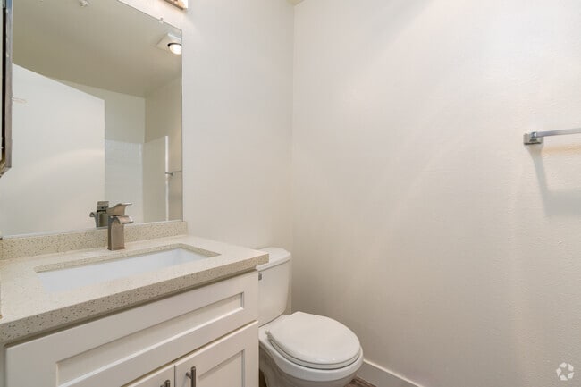 2BR, 2BA - 875SF - Primary Bathroom