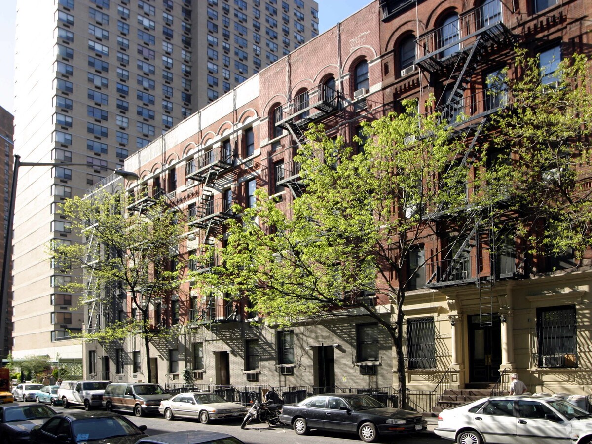 328 E 93rd St - 328 E 93rd St