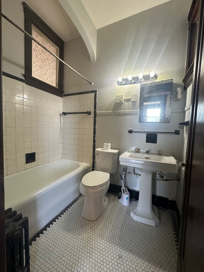 157 W 3rd St