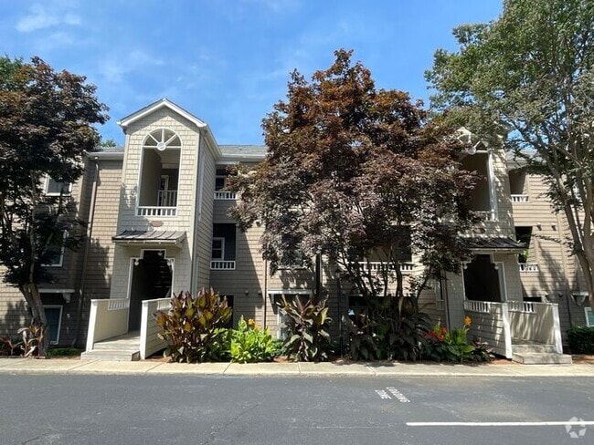 Building Photo - Great condo with Lake Wylie views!