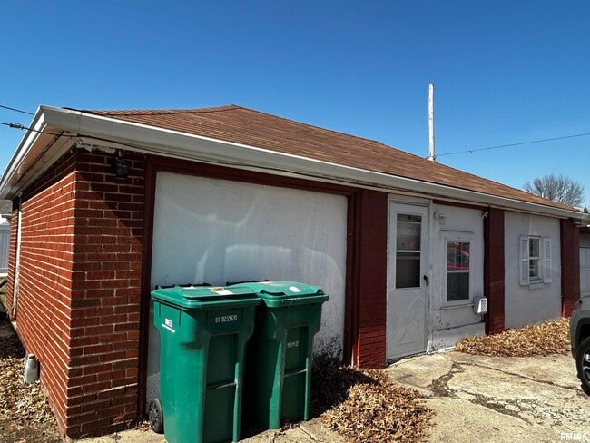 Building Photo - 2317 W Kellogg Ave Unit 5