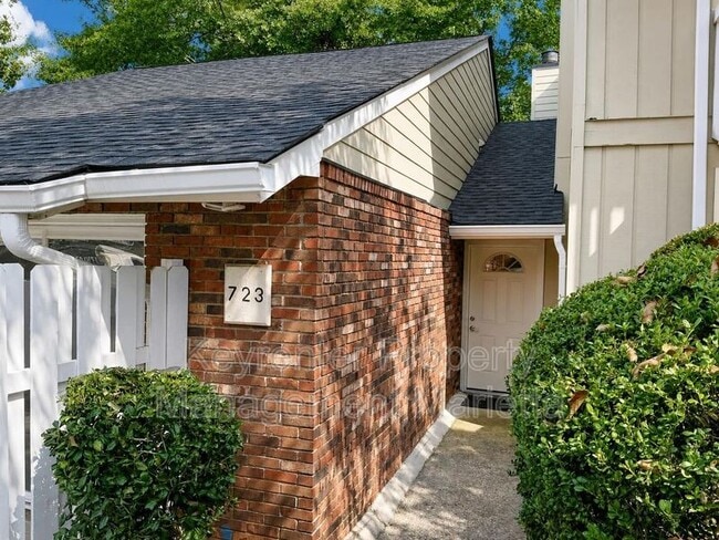 Photo - 723 Hanover Ln SE