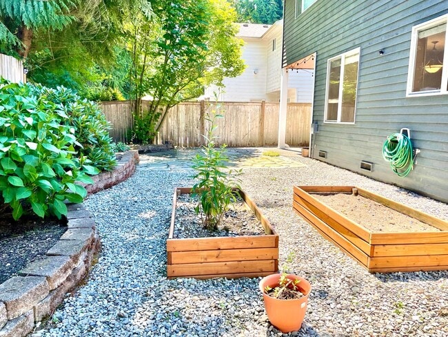 Photo - Spacious 4 bedrooms + Den, A/C! Pet(s)!