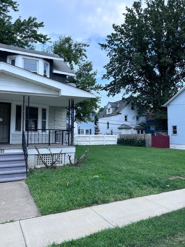10705 Greenlawn Ave