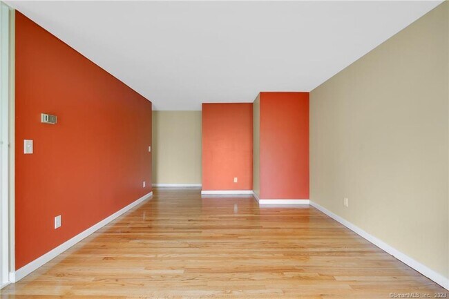 Photo - 115 S Main St Unidad B14