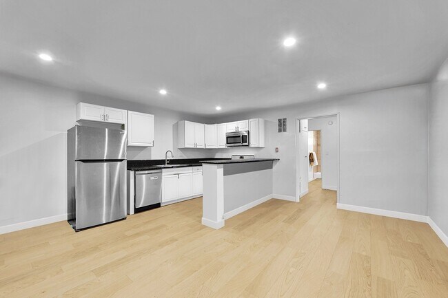 Photo - 925 W 30th St Unit 4