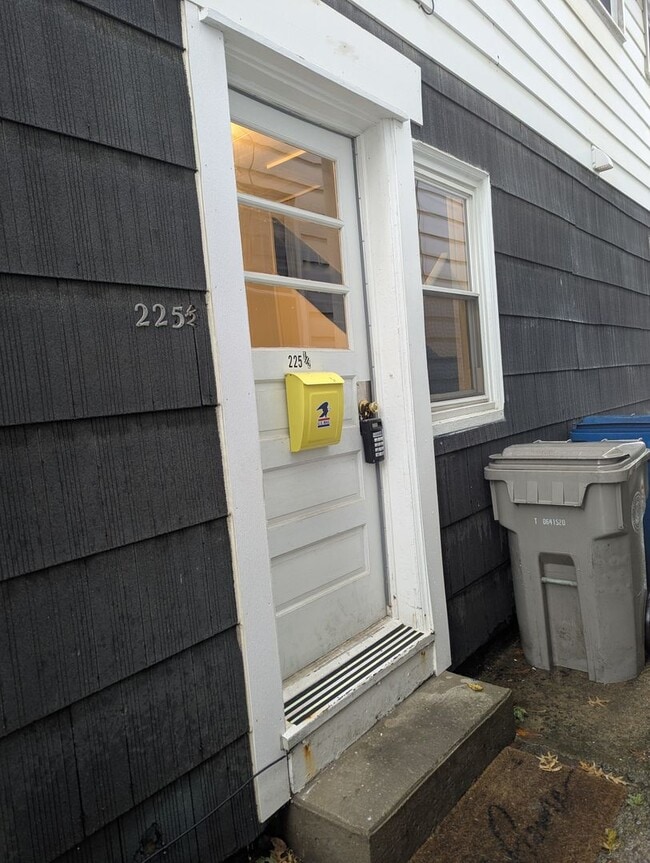 Photo - 225 Poplar St Unit 2nd Floor