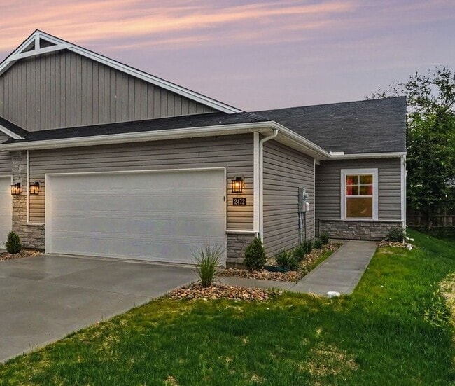 Building Photo - Stylish 2 Bedroom Duplex | Garage + Fast Wi-Fi