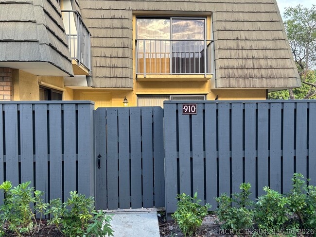 Photo - 910 9th Way