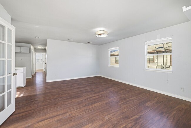 Photo - 213 W Davis St