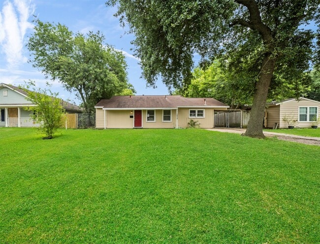 Building Photo - 1413 3rd Ave N