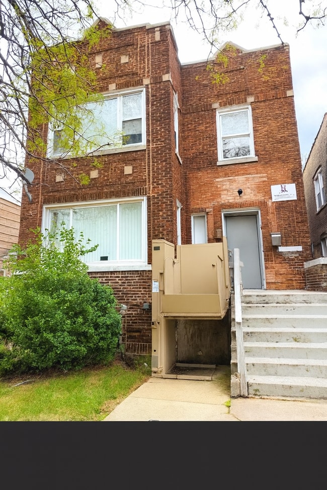 Building Photo - 9911 S Hoxie Ave Unit 1