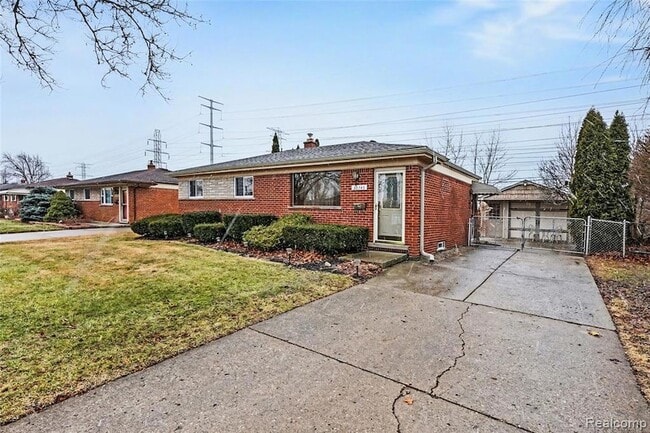 Photo - 30745 Iroquois Dr