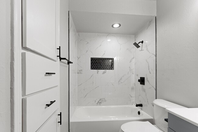 Photo - 1304 Pinewood Ct