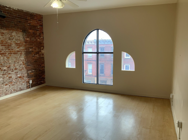 Living room - 1921 W Diamond St Apartments Unit 4