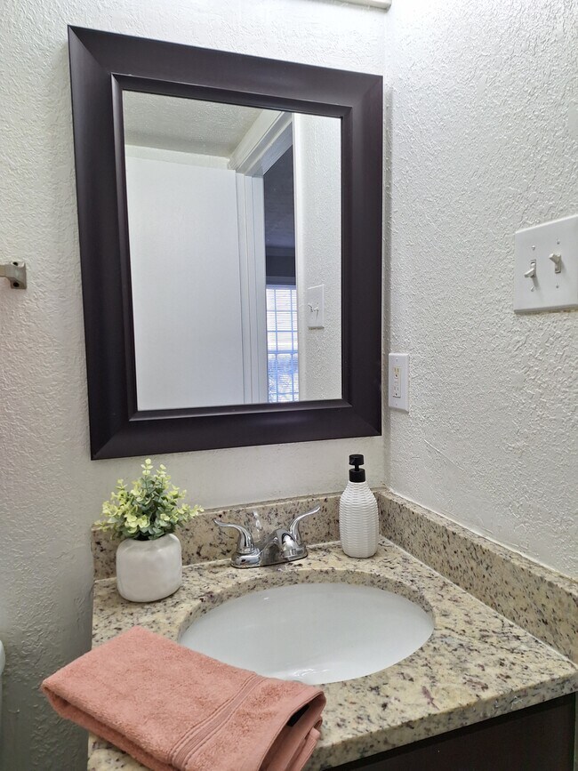 Half Bath 2 bedroom Townhome - Huntington Station