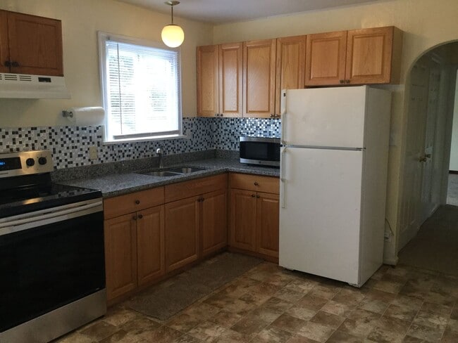 Photo - Freshly Updated 3-Bedroom Everett Apartment with Private Deck & Utilities Included Unit A