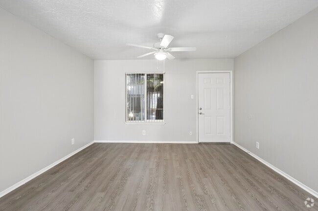 1BR, 1BA - 548SF - Living Room