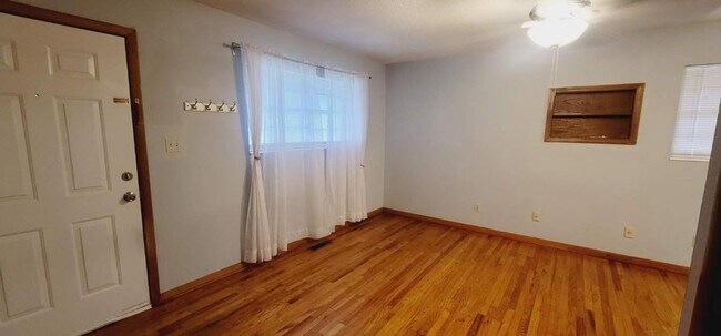 Photo - MIDTOWN 2/1 w/ Wood Floors! Lawn Maintenan...