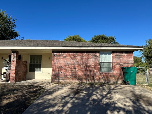 Building Photo - 304 N Ann Blvd Unit #B