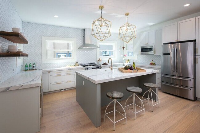 Photo - 2710 College