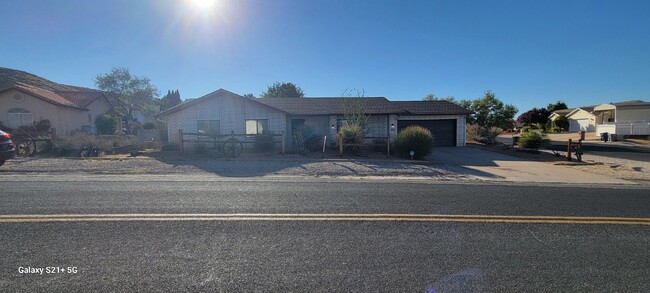 Building Photo - "Charming 3-Bed, 2-Bath Gem in St. George - Bloominton Hills - Available March 2026