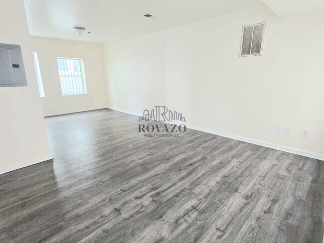 Photo - 111-113 Leslie Street Unit 1