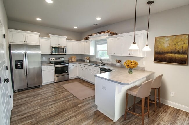 Photo - 412 Coles Way