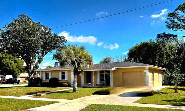 Charming Corner Lot Home in Deland- Near T... - Charming Corner Lot Home in Deland- Near T...