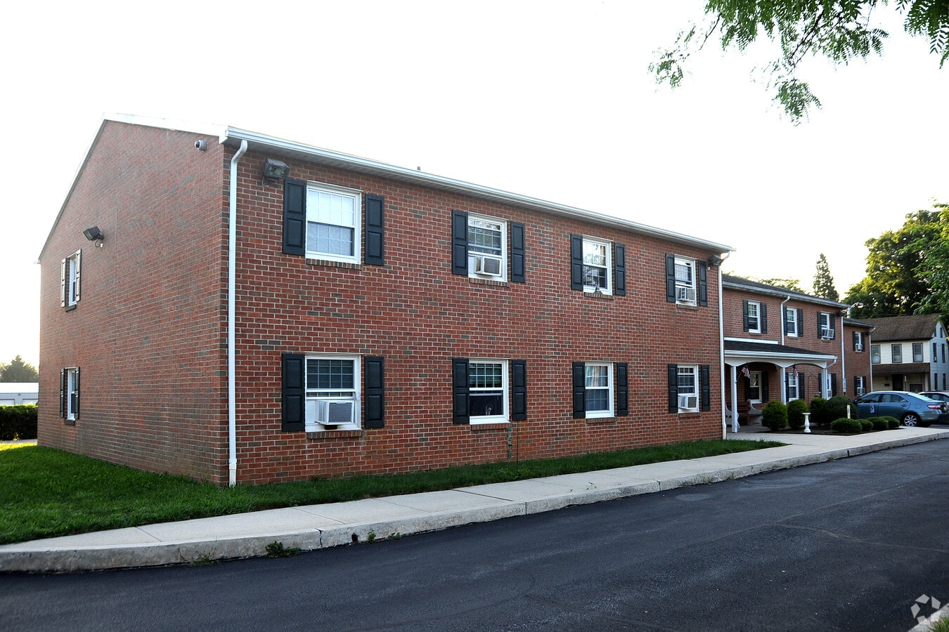 Photo - Laurel Court Apartments