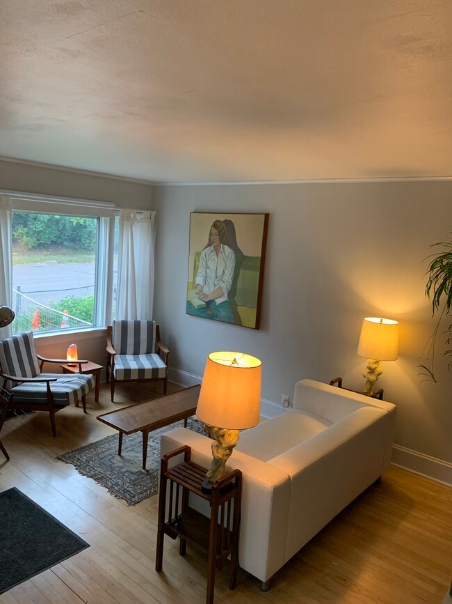 Photo - 620 E 7th St