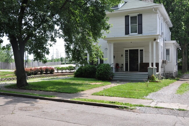Building Photo - STUDENTS ~ Now Pre-Leasing for Fall Semest... Rental