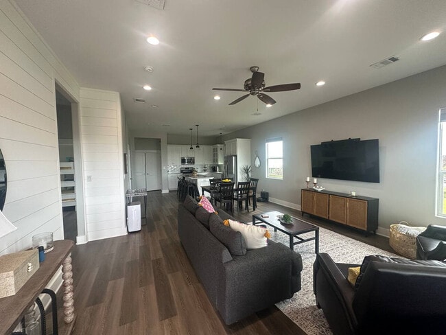 Building Photo - 804 1/2 Johnson Crawford Cir Rental