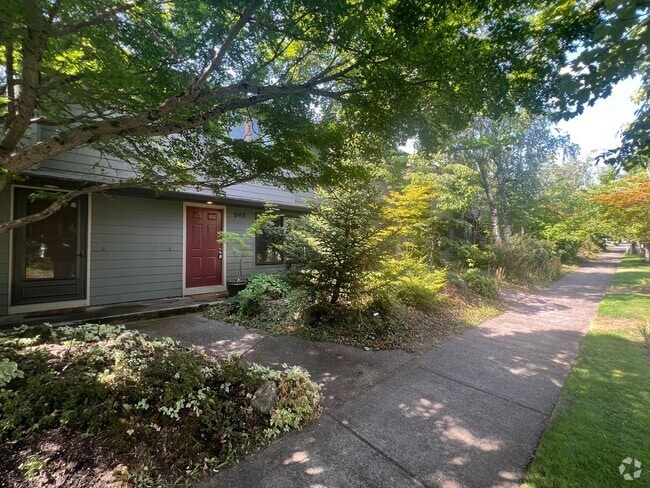 Building Photo - Renovated two bedroom townhouse near downt...