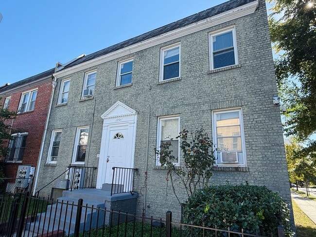 Building Photo - 1901 Rosedale St NE Unit 3