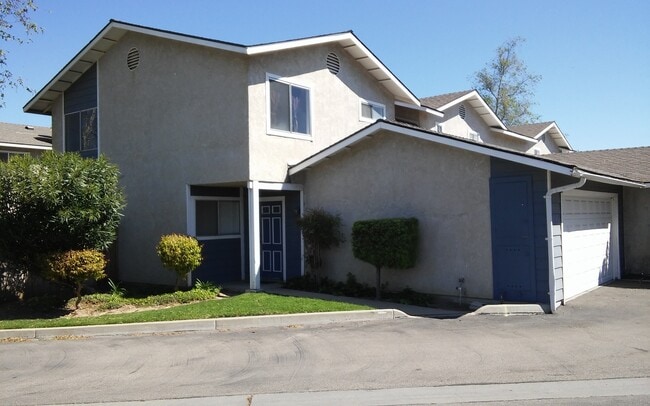 Building Photo - Recently Refreshed 3 Bedroom 2.5 Bath  2 Story condo with 2 Car Garage