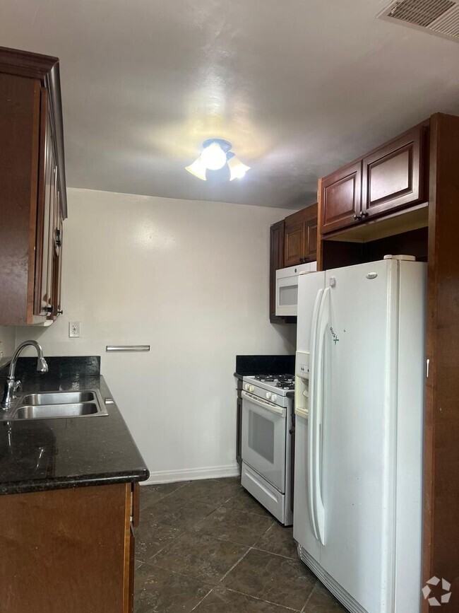 Building Photo - Move in ready 3BR/2BA Home!