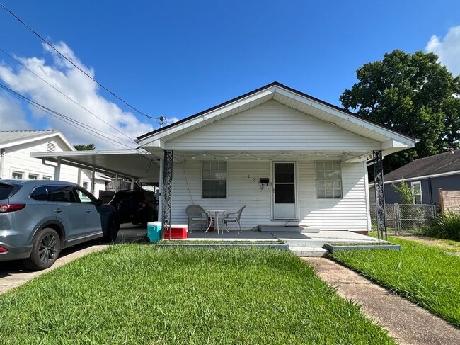 Building Photo - 208 St George St