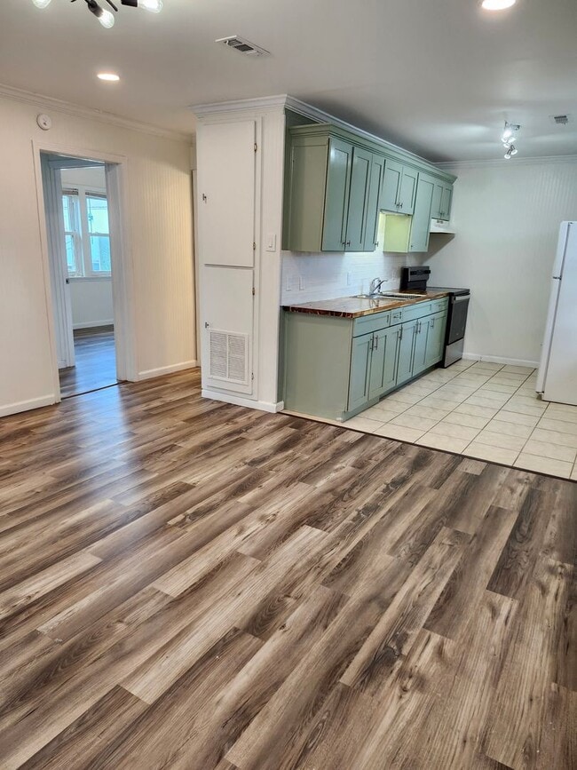 Photo - Newly Renovated 2 bedroom, 1 bathroom Apar...