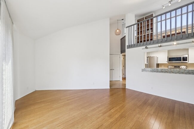 Amplio salón y comedor - 5400 Mountain Blvd Unidad #340