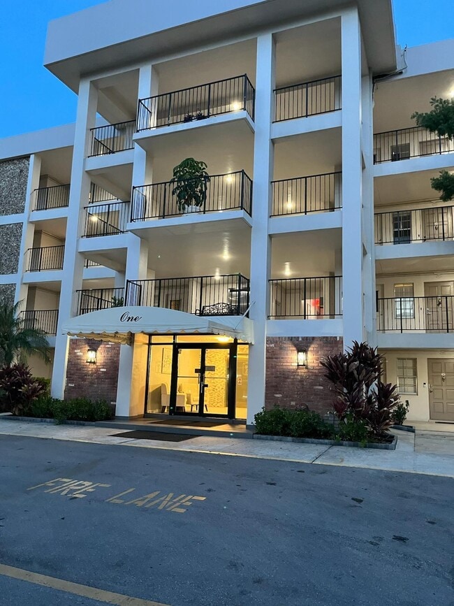 Building Photo - 2800 N Palm Aire Dr Unit 401 Rental
