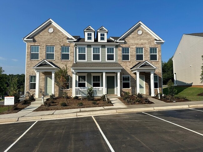Building Photo - Lowell Townhome End Unit